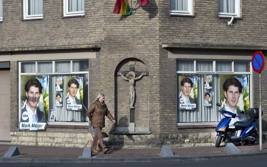 Kerkrade. De muur van een monumentaal pand in Kerkrade is beplakt met CDA-posters vanwege de campagne voor de gemeenteraadsverkiezingen. Beeld Marcel van Hoorn