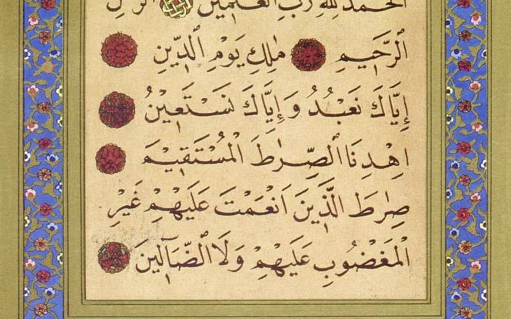 Een oud manuscript met in het Arabisch de eerste soera van de Koran. In het Nederlands zijn nu 13 vertalingen verkrijgbaar. beeld Wikimedia