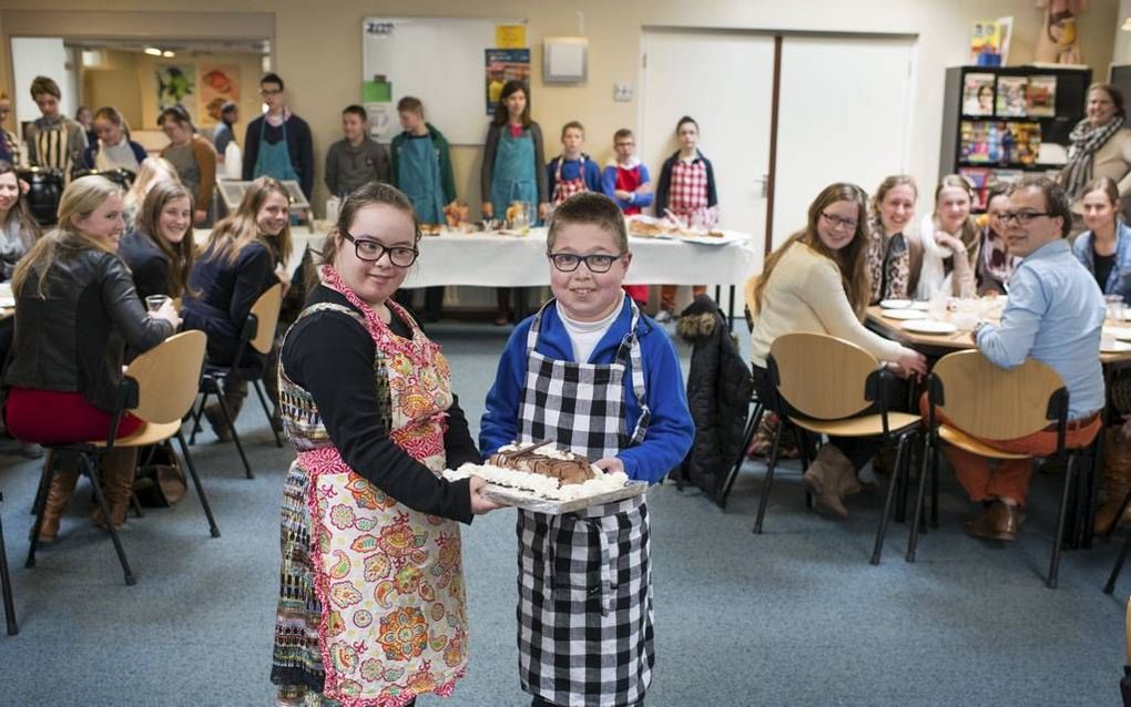 Vso-zml-leerlingen van de Rehobothschool in Ede serveerden vrijdag een maaltijd voor de 43 pabostudenten van Driestar Hogeschool die kwamen kennismaken met het speciaal onderwijs. beeld Niek Stam