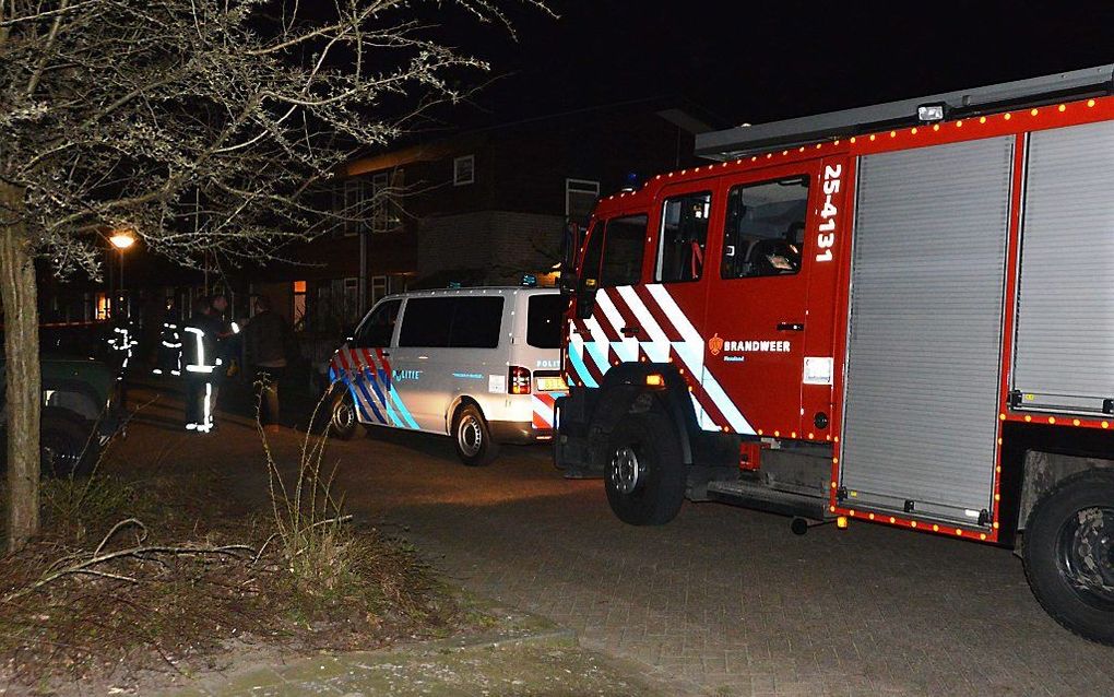 Hulpdiensten nabij de Kaneelstraat in Almere. In een woning in de straat werd een dode gevonden. De politie sluit een misdrijf uit. Het gaat om een van de twee slachtoffers die in het huis werden aangetroffen. Zij zijn vermoedelijk in aanraking gekomen me