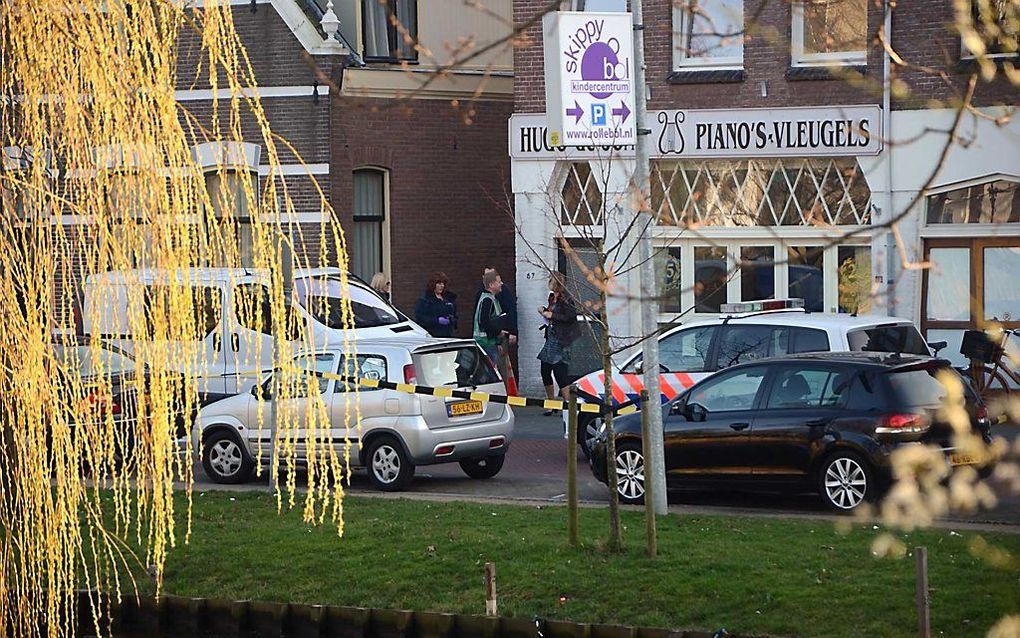 Politie bij de steeg waar een tbs'er bij zijn aanhouding overleed. De politie schoot hem in zijn been toen hij met een mes zwaaide. Vervolgens stak de man het stanleymes in zijn nek. beeld ANP