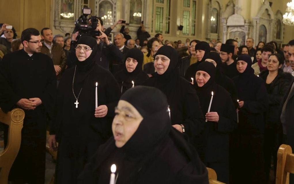 Een aantal van de vrijgelaten nonnen woont een dankdienst bij in de Cross Church in de wijk al-Qassaa in Damascus. Beeld EPA