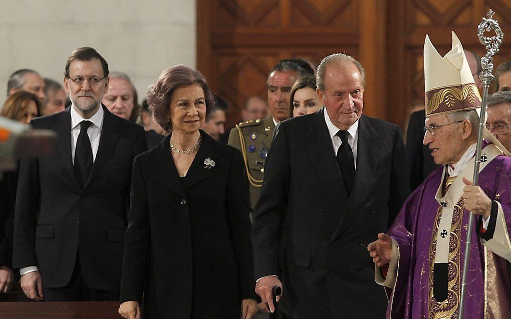 Premier Rajoy, koningin Sofia en koning Juan Carlos (v.l.n.r.). beeld EPA