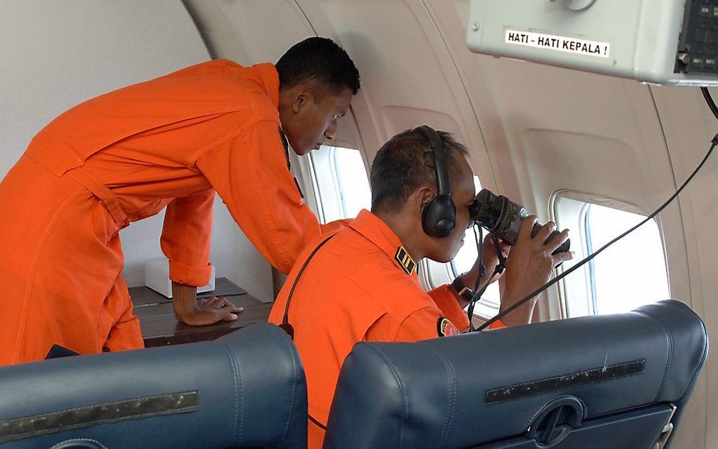 Indonesische militairen van de luchtmacht speuren naar brokstukken van het vermiste vliegtuig. Foto AFP