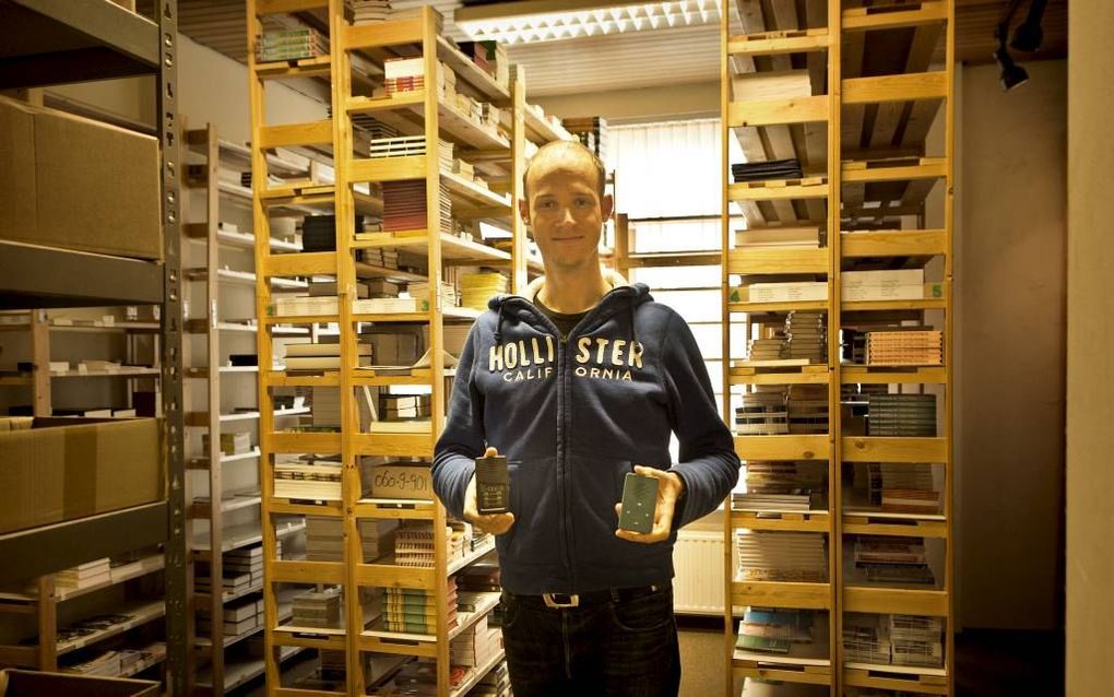 Directeur Simon Baksteen van de ZakBijbelBond met een audiobijbel die werkt op zonne-energie.  Foto RD, Henk Visscher