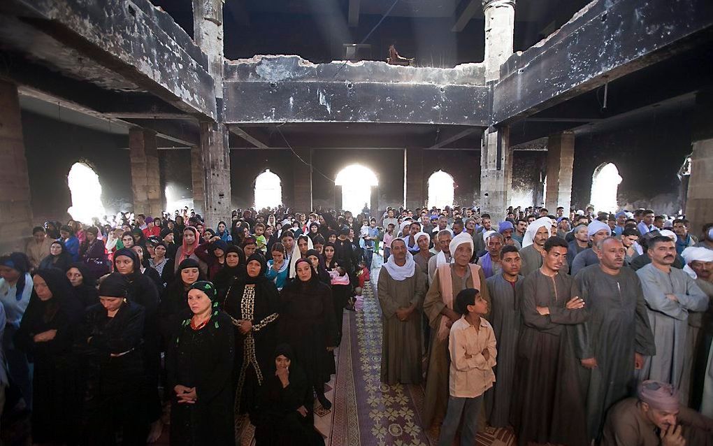 Een dienst afgelopen najaar in een uitgebrande kerk in het gebied van Minya, in Egypte. Jeugd met een Opdracht steunt christenen in Minya. Beeld EPA