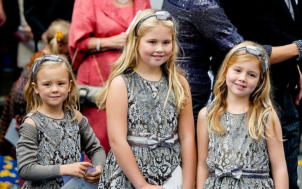 De prinsesjes Amalia (m.), Alexia (r.) en Ariane (l.) blijven zaterdag 26 april tijdens Koningsdag thuis.  beeld ANP