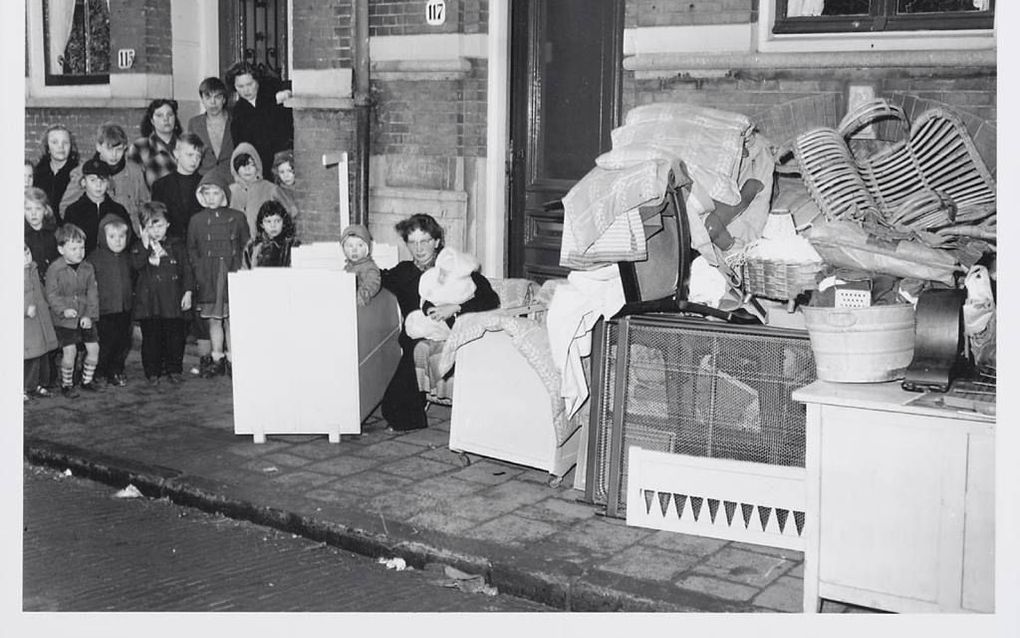 Huisuitzettingen zijn van alle tijden. Op de foto een huisuitzetting aan de Amsterdamse Achtergracht in 1955, compleet met huisraad op straat. beeld Internationaal Instituut voor Sociale Geschiedenis