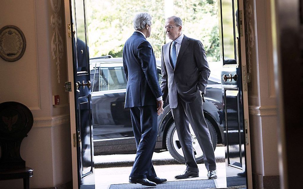 Kerry (l.) en Lavrov in Londen. Foto AFP