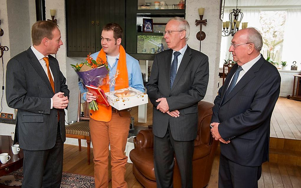 SGP-leider Van der Staaij feliciteerde vrijdag de 24-jarige Hans den Hartog uit Ridderkerk. Foto Cees van der Wal