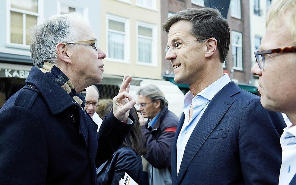 VVD-leider Rutte praat met een inwoner tijdens zijn bezoek aan Breda. beeld ANP