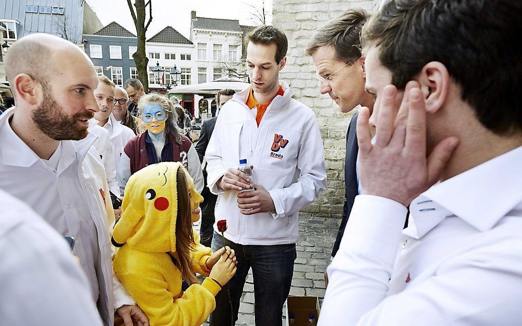 VVD-leider Rutte krijgt in Breda een huwelijksaanzoek van een dame in een geel pak. beeld ANP