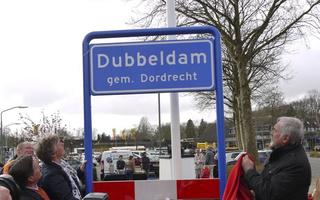 Journalist Berrevoets (links) en de Dordtse wethouder Van der Burgt (rechts) onthulden zaterdag het nieuwe bord. beeld André Bijl