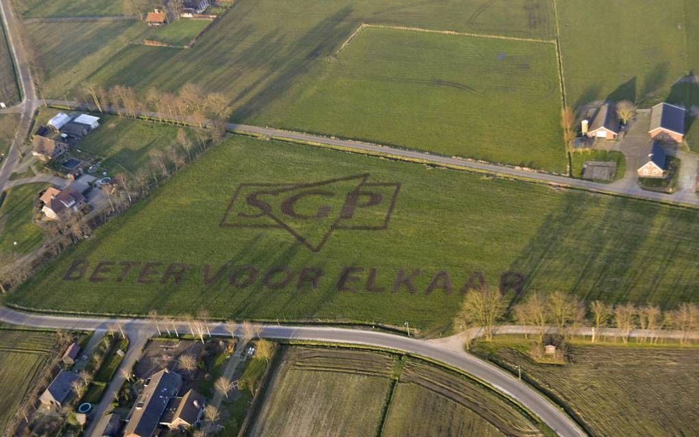 De SGP Barneveld heeft het logo en het motto van de verkiezingscampagne ”Beter voor elkaar” in een weiland aan de Walhuisweg in Kootwijkerbroek laten frezen. Er zijn in totaal zo’n 275 punten in het terrein uitgezet en vervolgens is met een frees achter e