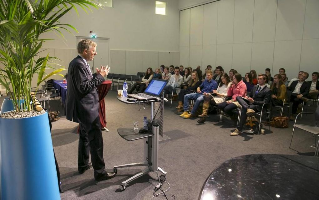 Prof. dr. M. J. de Vries spreekt voor studenten in Gouda. beeld Martin Droog