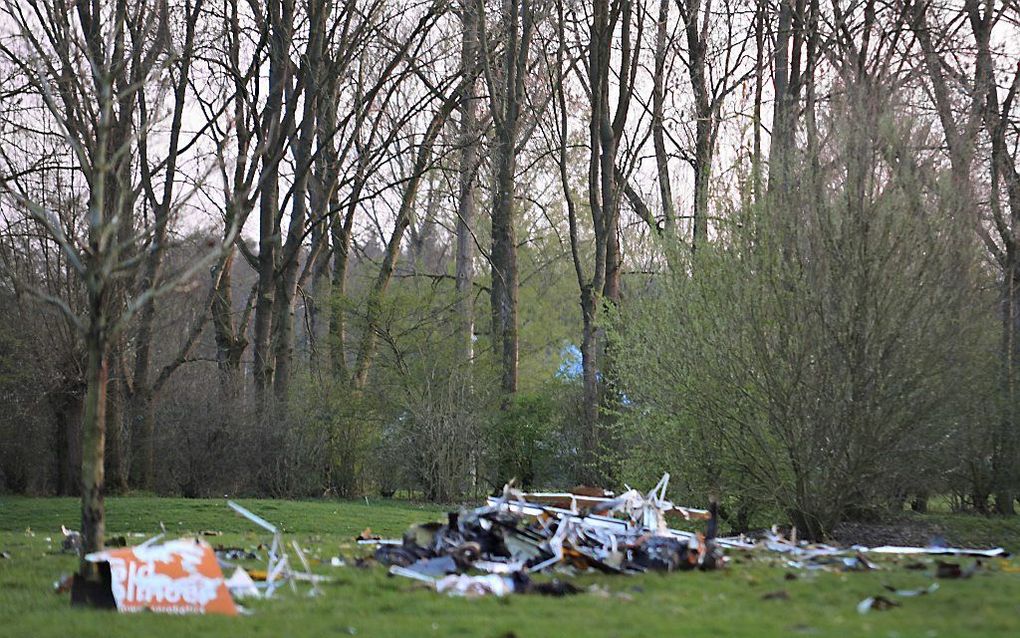 Brokstukken van het vliegtuigje. Foto ANP