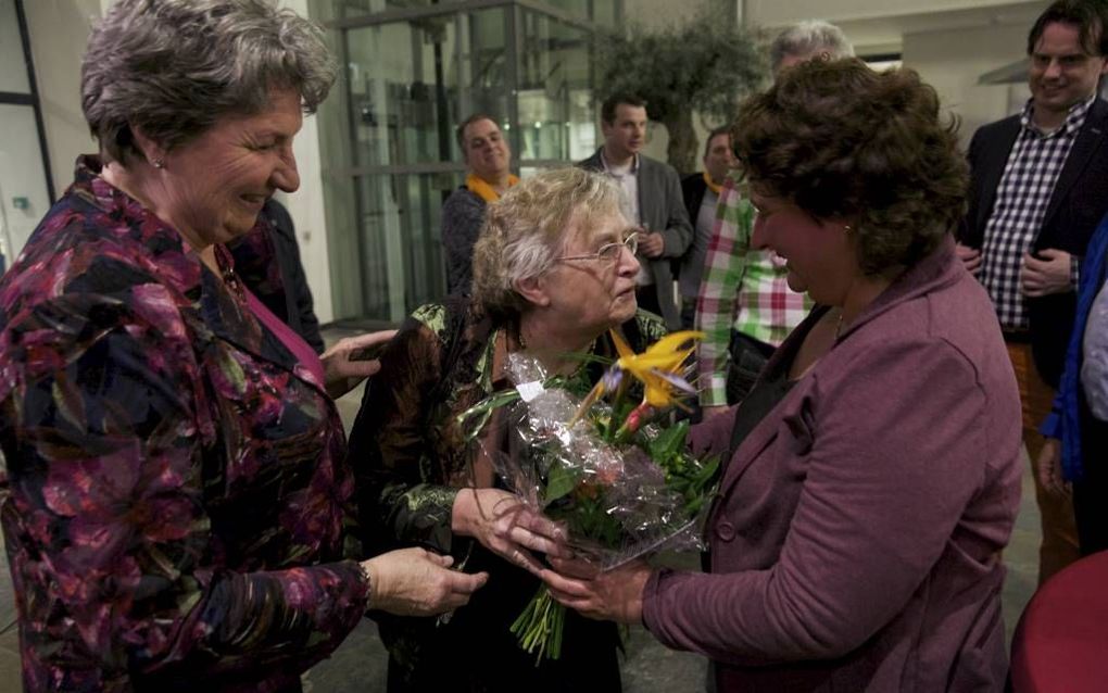 Lilian Janse (rechts) neemt na haar verkiezing felicitaties in ontvangst van Mariët van Klinken (links) en Nellie van Dijk, die ook op de SGP-lijst in Vlisseringen staan. beeld: Sjaak Verboom