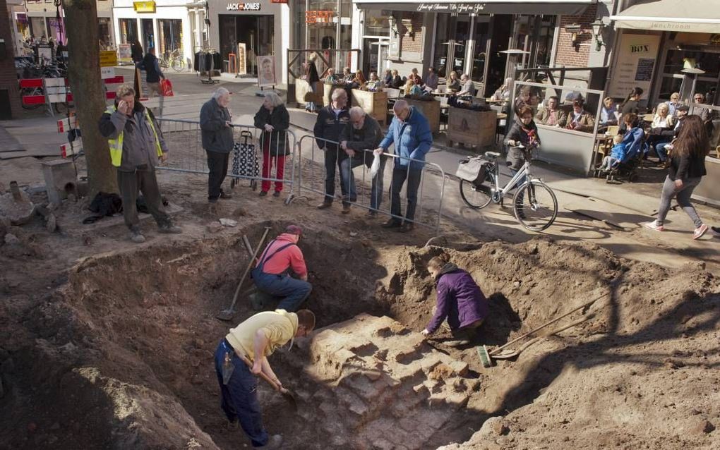 HARDERWIJK. In Harderwijk zijn bij archeologisch onderzoek op De Markt de afgelopen weken skeletten en de fundering van een groot klooster blootgelegd. beeld Ruben Schipper