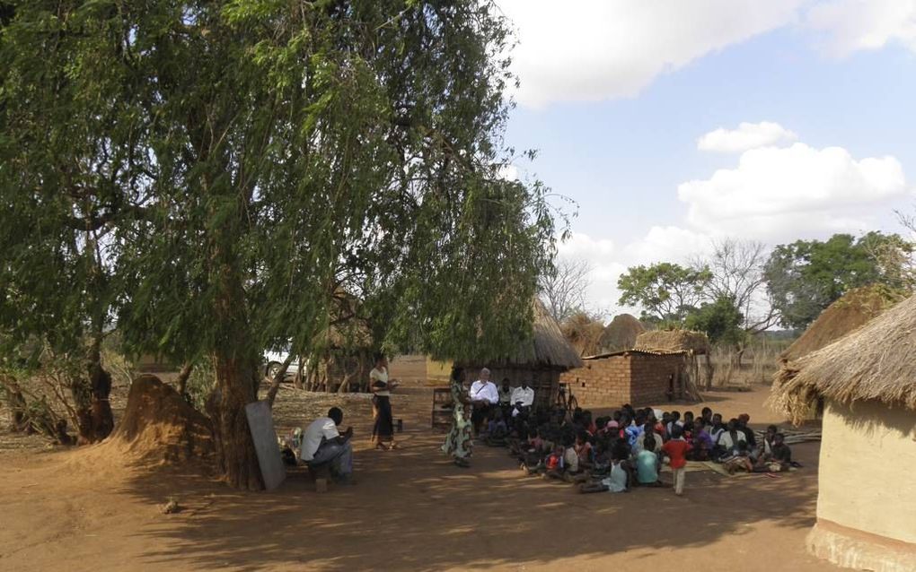 WERKENDAM. De christelijke stichting Stéphanos bestaat 25 jaar. Foto: Anneke van Asselt vertelt kinderen uit het dorpje Petauke in Zambia  een Bijbelverhaal. beeld St. Stéphanos