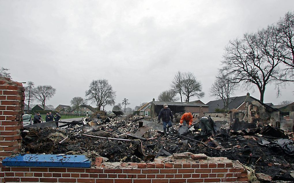 De woonboerderij van bekende Staphorster Klaas Slager (63) aan het Geerligsland brandde vrijdag in de vroege ochtend tot de grond toe af. beeld Eelco Kuiken