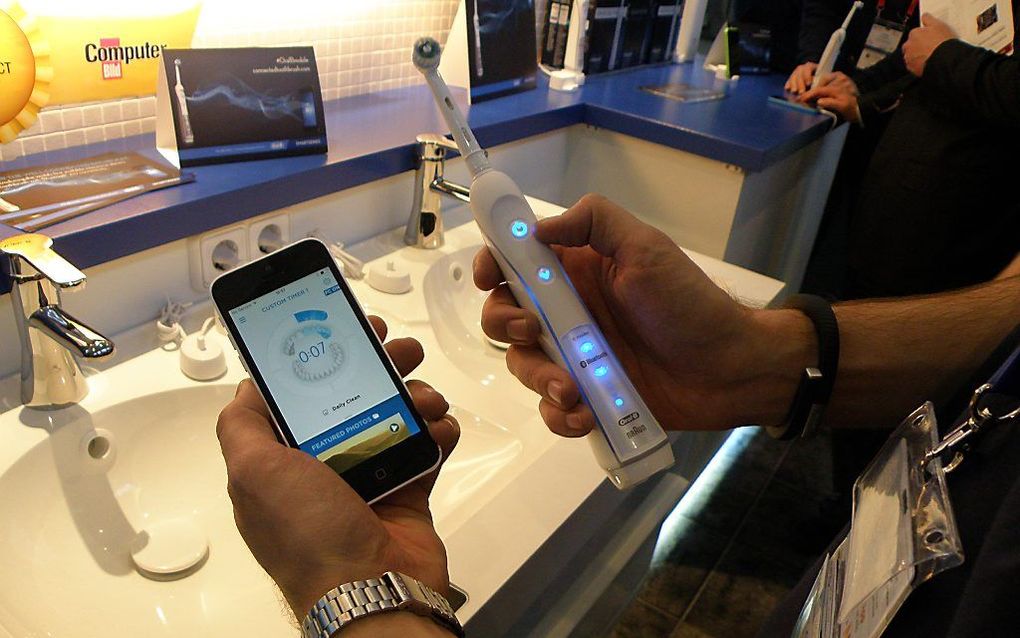 Oral-B brengt een tandenborstel op de markt die via Bluetooth communiceert met een mobiele telefoon. De smartphone geeft poetsinstructies en registreert gegevens over het borstelen. Beeld RD