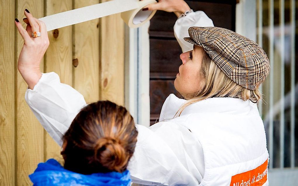 Koningin Máxima doet vrijwilligerswerk in het kader van NLdoet bij kinderboerderij Het Akkertje. beeld ANP