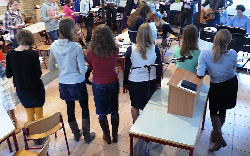 Bezoekers van de HHJO-conferentie in Lage Vuursche zingen samen. foto RD