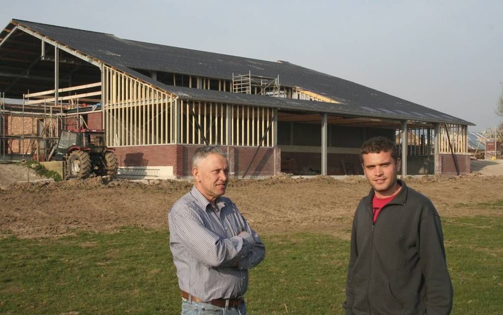 Door het project ”Ruimte voor de rivier” houdt de Ponthoeve bij Vianen op te bestaan als melkveehouderij. De familie Baars gaat met de boerderij verder als pannenkoekenrestaurant. Op de foto vader Gert en zoon Bas. beeld André Bijl