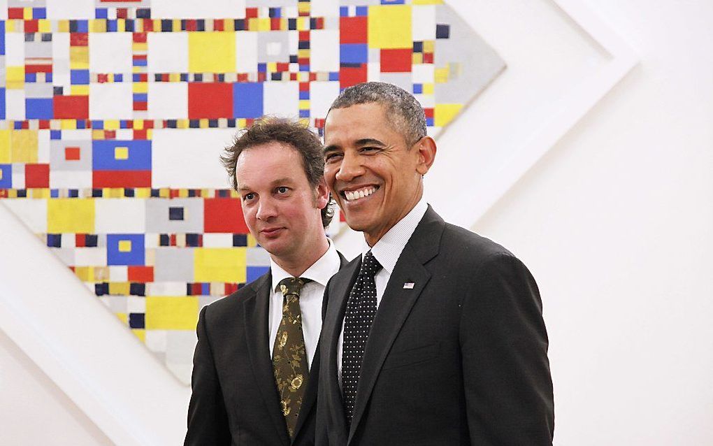 Barack Obama poseert met directeur Benno Tempel voor het schilderij Victory Boogie Woogie van Piet Mondriaan in Gemeentemuseum Den Haag.  Foto ANP