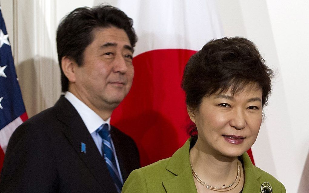 De Zuid-Koreaanse president Park Geung-hye en premier Shinzo Abe van Japan ontmoeten elkaar dinsdag in de marge van de nucleaire top in Den Haag. Foto ANP