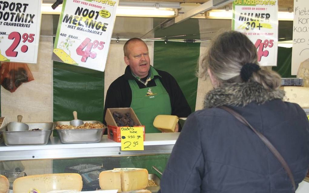 Kaasboer Johan Booij staat inmiddels veertig jaar op de markt in Boven-Hardinxveld. „Ik ben nogal praterig, dus dit is mijn lust en mijn leven.” beeld André Bijl