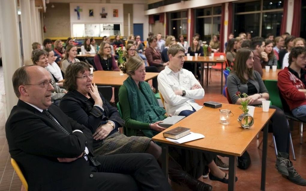 LEIDEN. De Leidse studentenkring van de Gereformeerde Gemeenten hield gisteravond een bijeenkomst over roeping en beroep. Ds. J. IJsselstein (links op de foto): „God zegt iets en ik als mens heb te doen wat God zegt. Gehoorzaam zijn is luisteren, zwijgen 