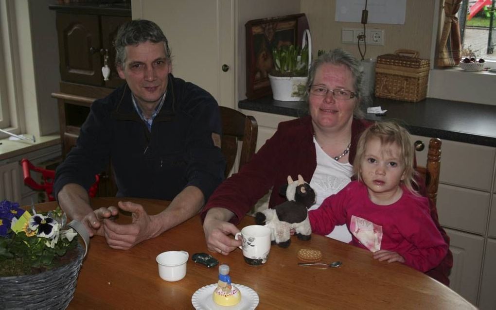 Vader en moeder Olieman uit Bruchem met hun dochter Elline aan de keukentafel na de ruiming van hun kippen. beeld André Bijl