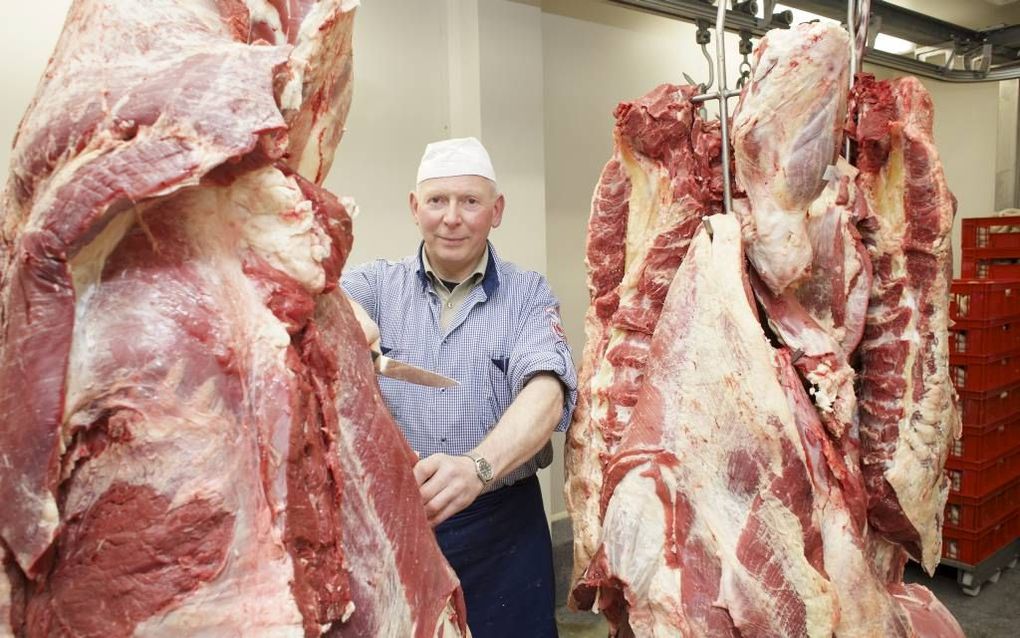 Slager H. van de Weg (61) over zijn ambacht: Slagers die frauderen, moeten aangepakt worden. Zij horen niet op de markt thuis. beeld Dick Vos