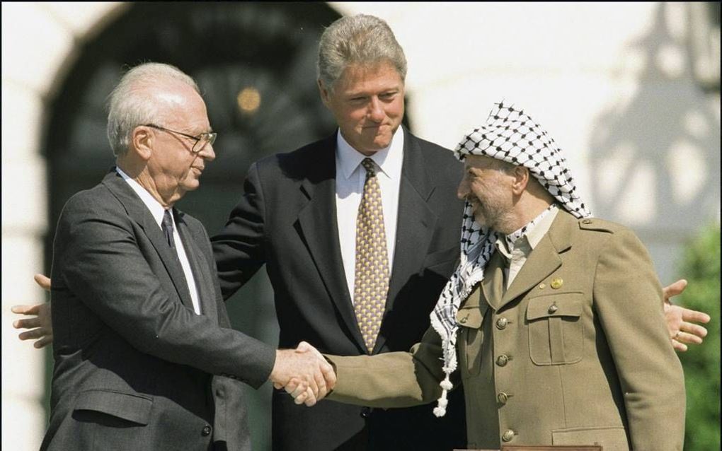 Op 13 september 1993 drukten de Israëlische premier Rabin en de Palestijnse leider Arafat elkaar op het gazon van het Witte Huis de hand om het sluiten van de Oslo Akkoorden te bezegelen. beeld AFP