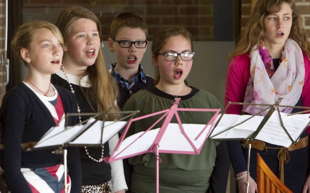 Leraren van de reformatorische Eben-Haëzerschool in Rhenen maakten vorig jaar twee oranjeliederen aangepast aan de nieuwe situatie na de troonswisseling. Gisteren oefenden zij alvast voor het zingen bij de vlag, eind april.  beeld RD, Anton Dommerholt