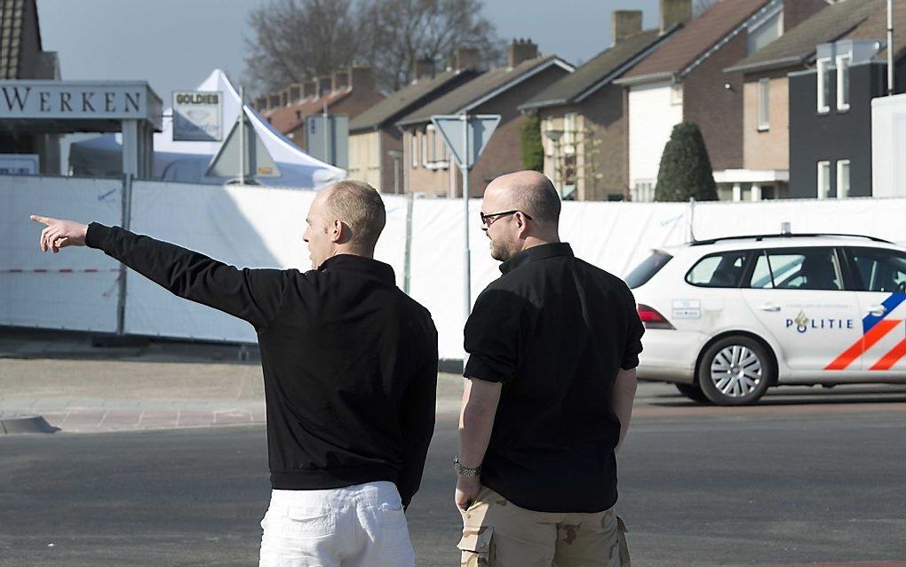 Buurtbewoners kijken naar de omgeving van de juwelierszaak Goldies (L) in Deurne die is afgezet. Bij een overval zijn de twee vermoedelijke overvallers om het leven gekomen.  Foto ANP