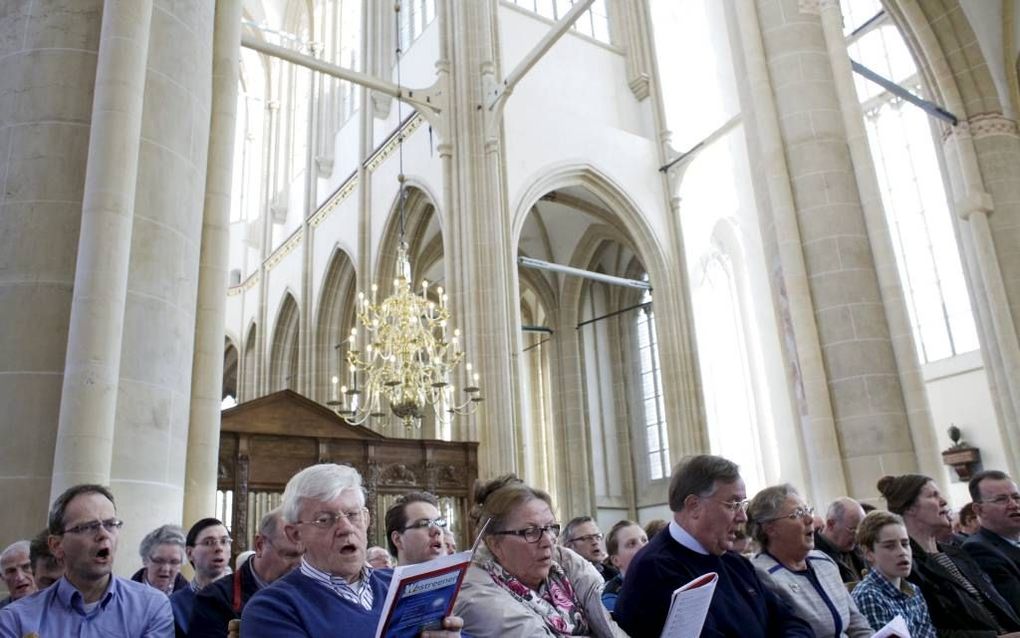 In de Bovenkerk te Kampen vond zaterdag de jaarlijkse Psalmzangdag plaats. Ds. M. Goudriaan uit Veenendaal mediteerde over ”Psalmen, die harten treffen”. Peter Eilander begeleidde voor de laatste maal als vaste organist de bijeenkomst, die ongeveer 650 be