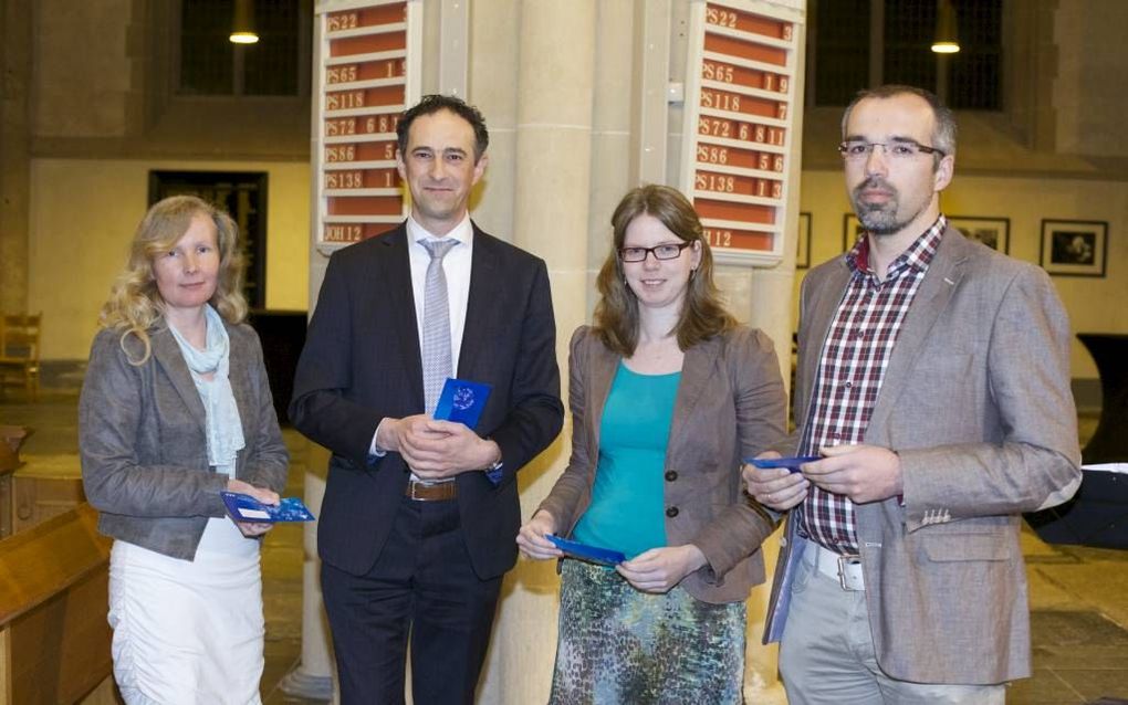 Winnaars van de RD-prijsvraag Schriftberijmingen. V.l.n.r. Petra Hooglander-Bijvank, Pieter van Gent, Christine Dirkse-Vreugdenhil (namens Arjen Vreugdenhil) en Arie Maasland. Beeld Dick Vos