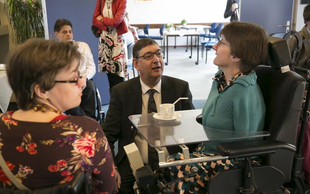 ZEGVELD. Ds. P. Vernooij in gesprek met bezoekers van de negentiende landelijke jongerendag van de verenigingen ”Op weg met de ander” en ”Helpende handen”, zaterdag in Zegveld. beeld Martin Droog