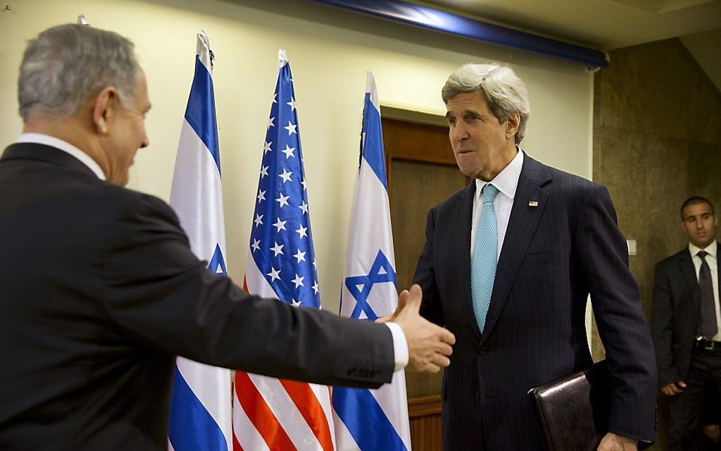 De Amerikaanse minister van Buitenlandse Zaken, John Kerry, heeft maandag in Jeruzalem met de Israëlische premier Benjamin Netanyahu gesproken in een poging vredesoverleg tussen Israëli’s en Palestijnen nieuw leven in te blazen. beeld AFP