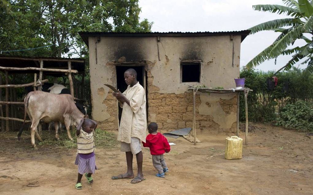 MBYO. In het verzoeningsdorp Mbyo leven Hutu’s en Tutsi’s, daders en slachtoffers, bij elkaar. De burgemeester van het dorp wil bereiken dat verschillen tussen Hutu’s en Tutsi’s er geen rol meer spelen. beeld AFP