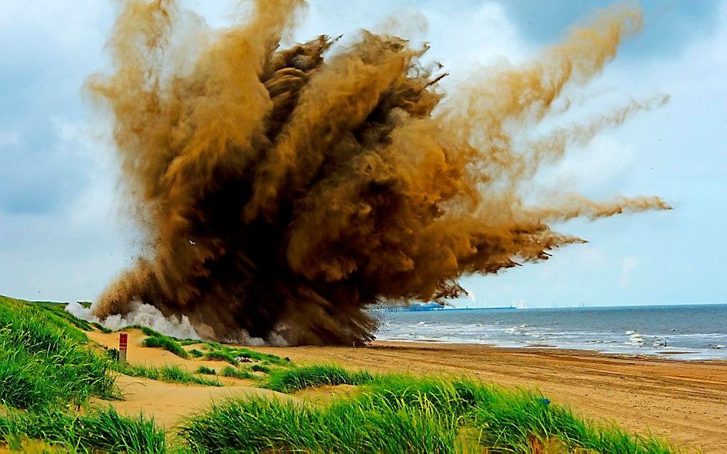 Een vliegtuigbom werd vorig jaar juli op het strand bij Wassenaar door de Explosieven Opruimingsdienst Defensie (EOD) tot ontploffing gebracht.  Een bom uit de Tweede Wereldoorlog die maandagmorgen in het Zeeuwse Ouwerkerk is gevonden, wordt vrijdag tot o