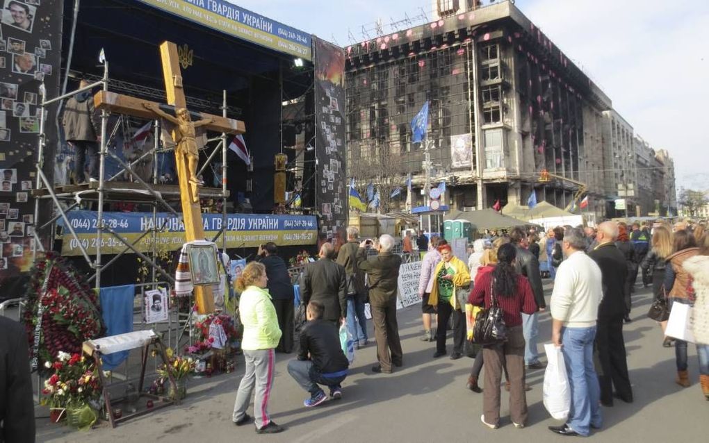 Op het podium op het Onafhankelijheidsplein wordt al vanaf het begin van de opstand in december dagelijks meermalen gebeden. beeld Floris Akkerman