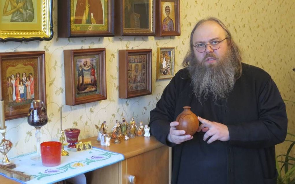 Priester Nikita Panasjoek in zijn werkkamer in Dokoetsjajevsk. beeld Floris Akkerman