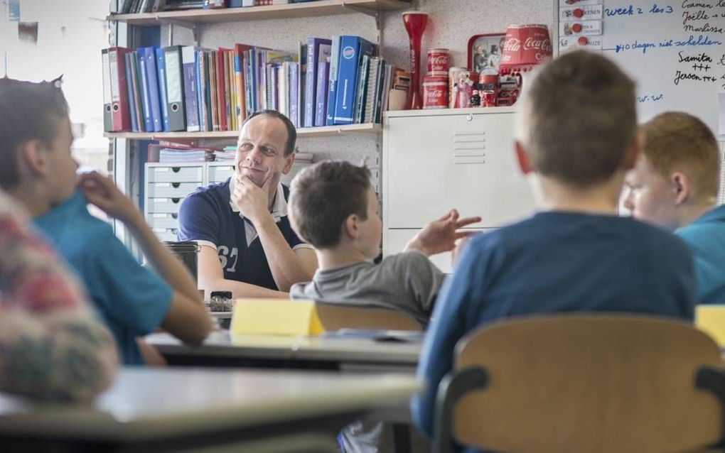 Bovenbouwleerlingen van christelijke school Het Baken leren in de aanloop naar Pasen om niet te schelden. Docent Henk Meeuwissen: „Soms is het best logisch dat je boos bent, maar zonder je dan even af en zeg iets anders om je af te reageren.” beeld Niek S