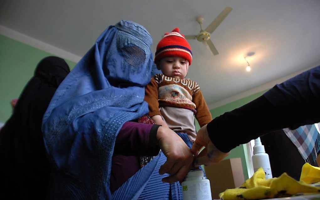 Een vrouw stemt in Mazar-e-Sharif. beeld EPA