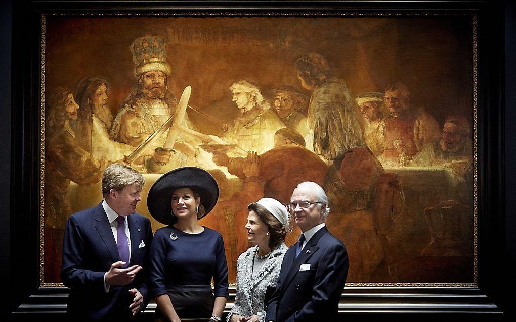 Koning Willem-Alexander, koningin Maxima, koning Carl Gustaf en koningin Silvia van Zweden in het Rijksmuseum bij het schilderij De Samenzwering van de Bataven onder Claudius Civilis. beeld ANP