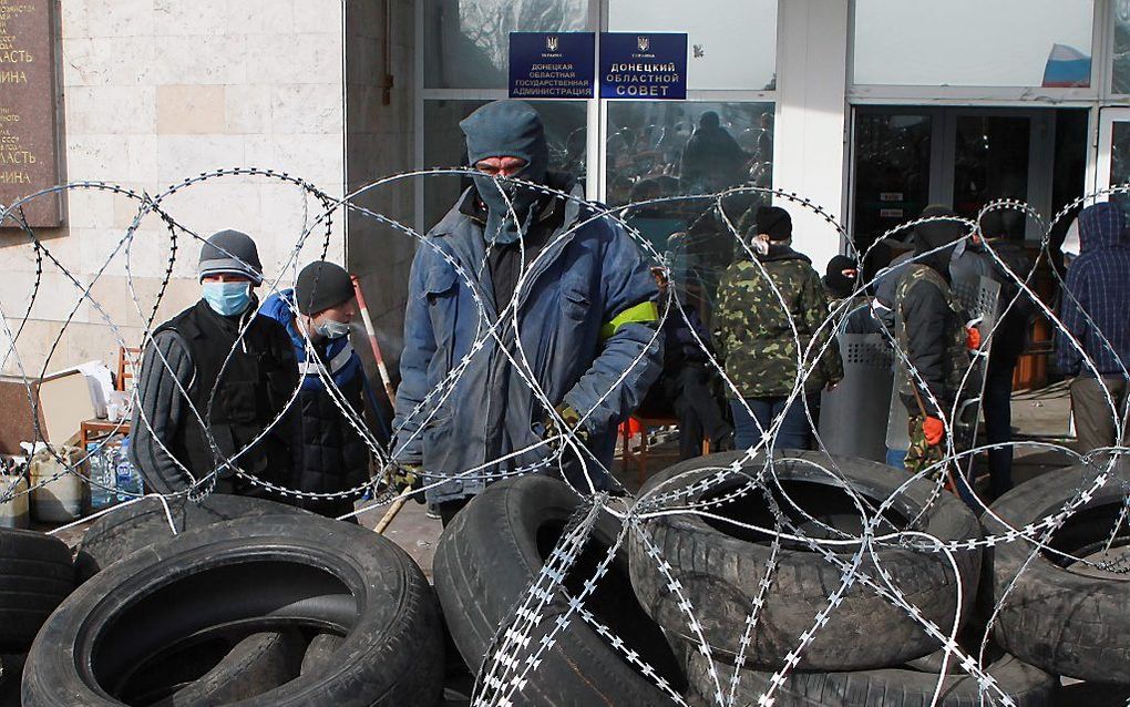 Pro-Russische betogers, maandagochtend in Donetsk. beeld EPA