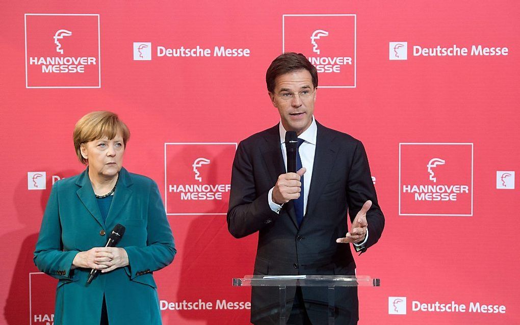 Rutte en Merkel maandag op de Hannover Messe. beeld EPA